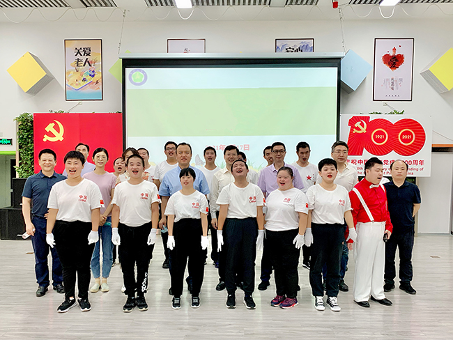 图为中国残联办公厅党支部在中科院温馨家园参观学习